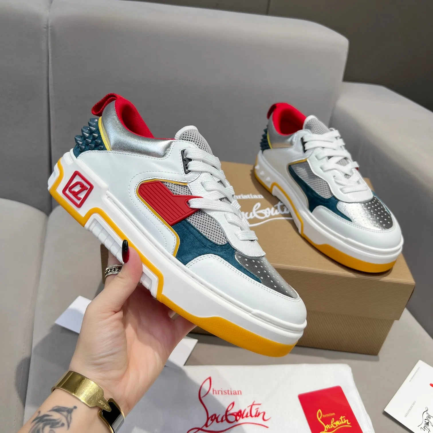 Men's shoes 💰700 🌹🌹🌹̋ Wang Junkai Yang Mi Xu Kai Zhang Jingyi Ding Chengxin Chen Muchi Wang Ziyi Same style Christian Louboutin 2024 [New product] ASTROLOUBI unisex thick-soled sports shoes red-soled shoes perfectly integrate fashion and sports, The fabrics are made of luxurious calfskin, soft suede, smooth satin and laminated leather, and the back is decorated with classic rivets. The interior is blended with a knitted tongue for added durability, breathability and quick-drying comfort. The outsole is made of a combination of EVA foam and imported rubber, and the colorful CL iconic letters on the side of the outsole show the brand's unique style. It is a ceiling-level comfortable skate shoe! ! ! Available in multiple colors, women's sizes 35--40, men's sizes 39--45